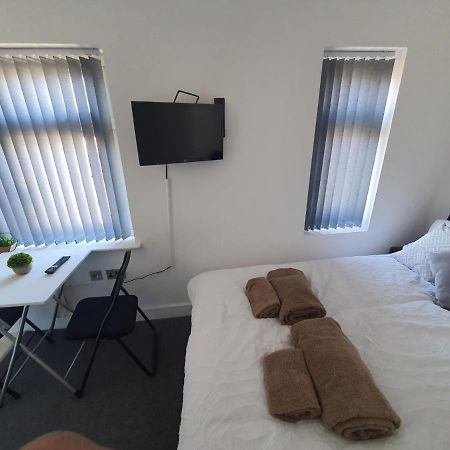 New Self Contained Flat,In Hayes, Free Parking Ξενοδοχείο Northolt  Εξωτερικό φωτογραφία