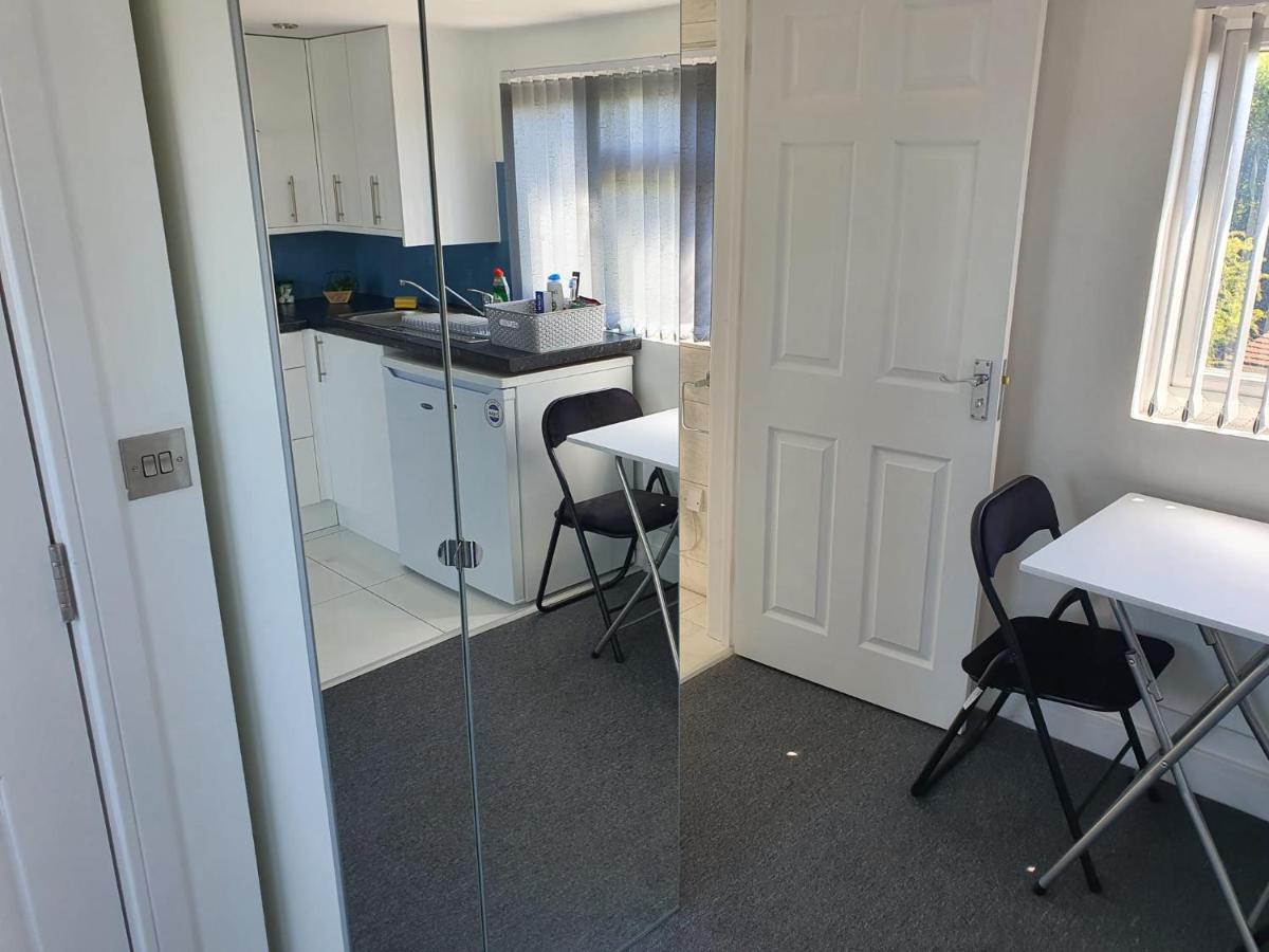 New Self Contained Flat,In Hayes, Free Parking Ξενοδοχείο Northolt  Εξωτερικό φωτογραφία