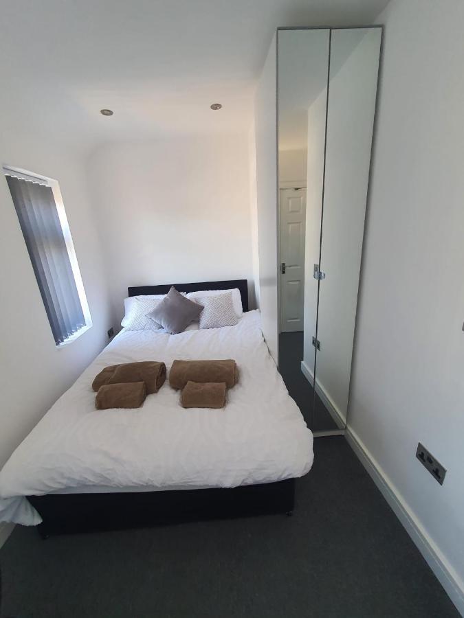 New Self Contained Flat,In Hayes, Free Parking Ξενοδοχείο Northolt  Εξωτερικό φωτογραφία